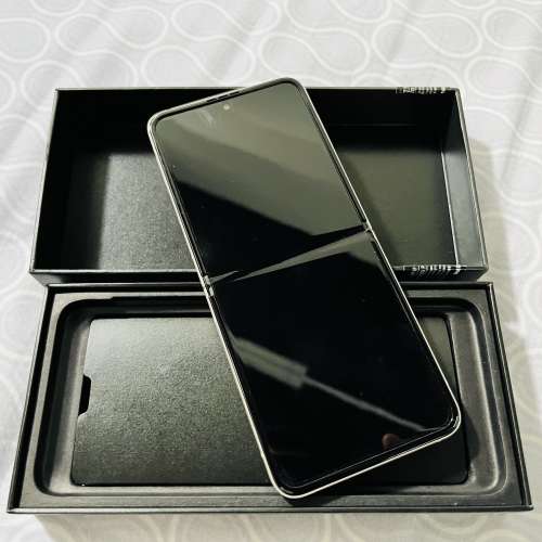 99% New Samsung Galaxy Z Flip3 256GB
