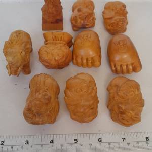 一手十件崖柏小擺件，崖柏有獨特香味，驅除蚊蟲功能，清貨價共售三百元。no.17.7.24