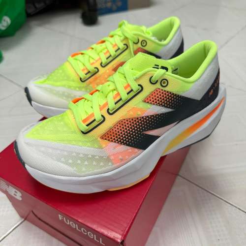 （原裝正貨) New balance fuelcell rebelv4 跑步鞋