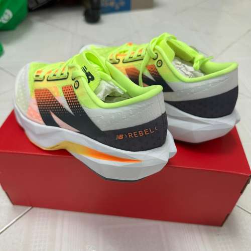 （原裝正貨) New balance fuelcell rebelv4 跑步鞋