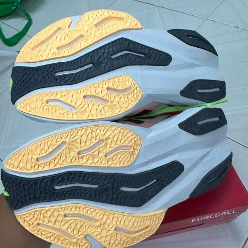 （原裝正貨) New balance fuelcell rebelv4 跑步鞋