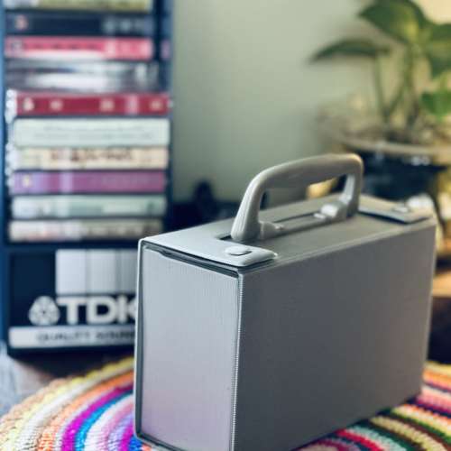 出售 全新maxell手提cassette 卡式帶 收納盒，非常靚仔，唔用時候可完全摺合，可存...