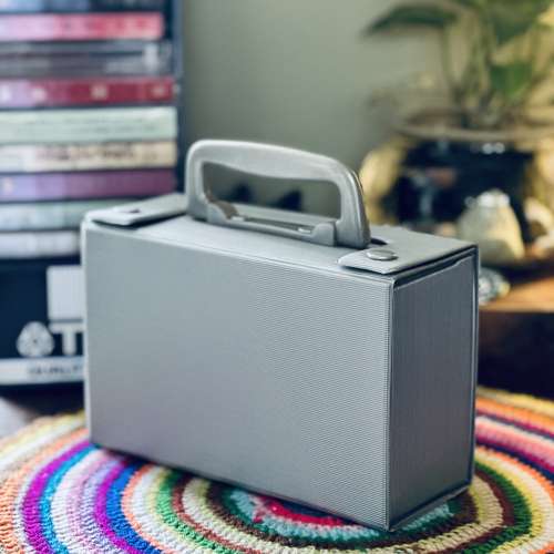 出售 全新maxell手提cassette 卡式帶 收納盒，非常靚仔，唔用時候可完全摺合，可存...