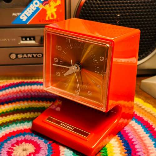出售national  space age款式座枱鐘一個，響閙正常，外觀95%新，有意請pm我，謝謝