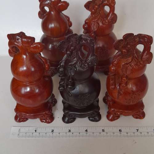 一手五個高5.5寸精工雕刻花梨木葫蘆，共售五百元，單一個150元。no.20.7.24