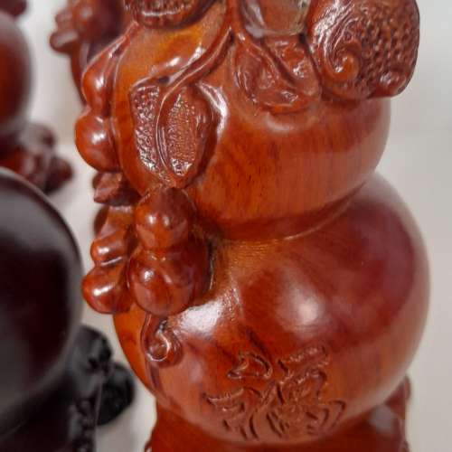 一手五個高5.5寸精工雕刻花梨木葫蘆，共售五百元，單一個150元。no.20.7.24