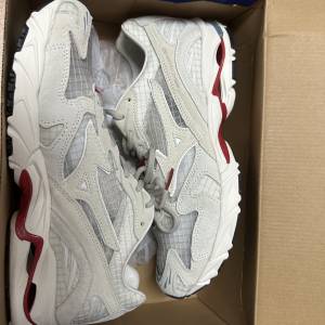 Mizuno Wave Wider 10 x Highsnobiety White/Red US 8.5