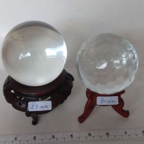 一手兩套水晶球，清貨價出售，共售500元，原價每套600元。83mm水晶球有微小不易察覺...