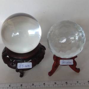 一手兩套水晶球，清貨價出售，共售500元，原價每套600元。83mm水晶球有微小不易察覺...