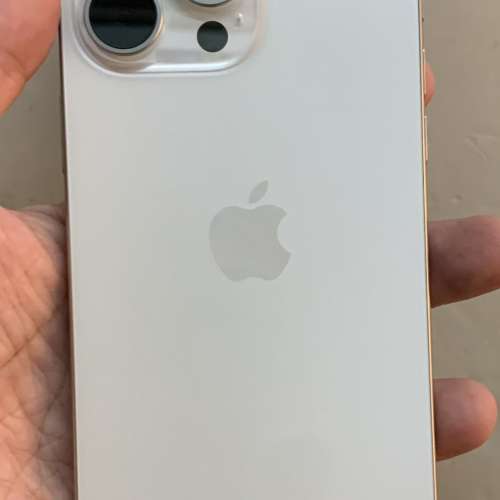 行貨 iPhone 15 Pro Max 256GB 白色，買咗半個月、完全無花、電池100% （充電14次）...