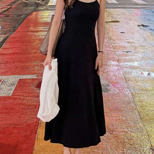 Uclopiahk 【有PAD! 零負擔☁️】With Pad !! 極簡大裙擺吊帶連身裙 黑色