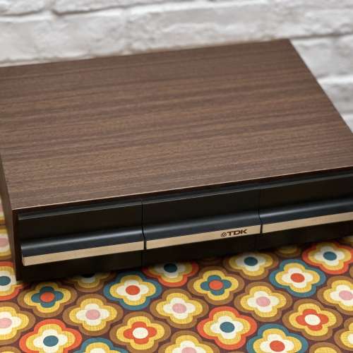 出售全新 TDK cassette 卡式帶收納木盒一個，外形經典，可存放36盒帶，尺寸長40cm ...