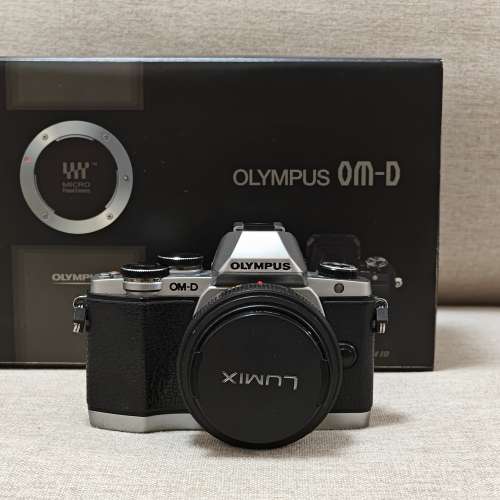 Olympus OM-D E-M10 body 9新 3電