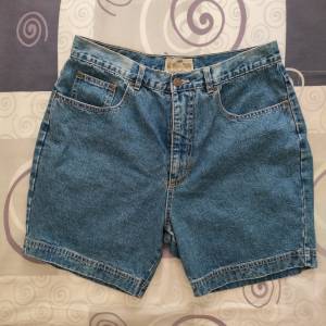 Blue Jeans Shorts · 藍色牛仔短褲