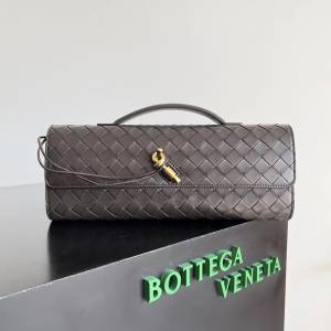 BOTTEGA VENETA 長版Clutch手拿包，附提把