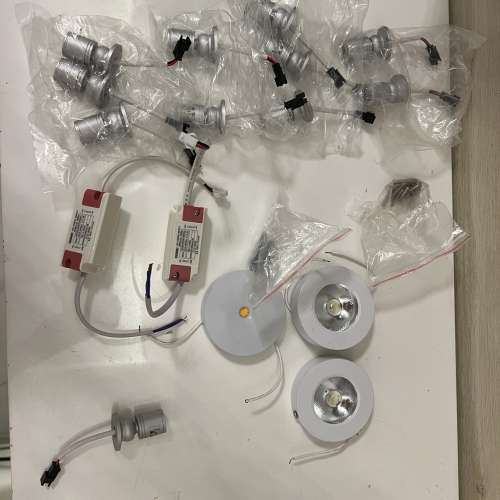 led 小射燈x11個 圓形吸頂射燈x3個 飾櫃燈