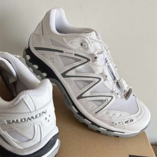 Salomon白色鞋子尺碼44