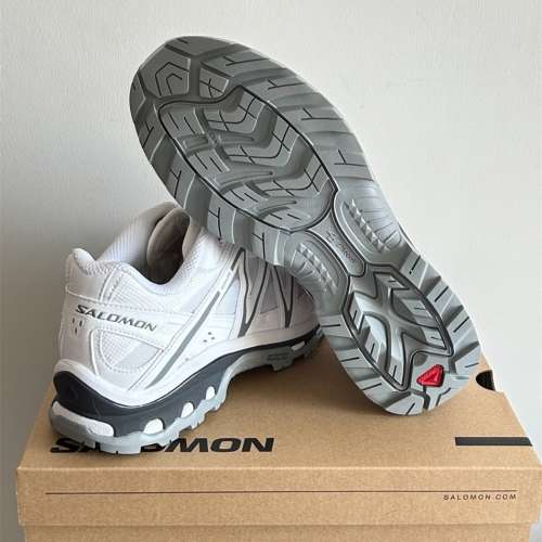 Salomon白色鞋子尺碼44