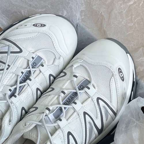 Salomon白色鞋子尺碼44