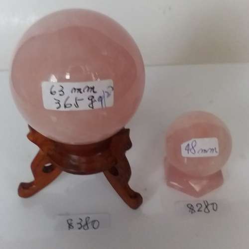 一手兩個粉晶球，63mm連 木座，售380元，48mm連 粉晶座， 售價280 元， 一手兩個共...