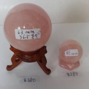 一手兩個粉晶球，63mm連 木座，售380元，48mm連 粉晶座， 售價280 元， 一手兩個共...
