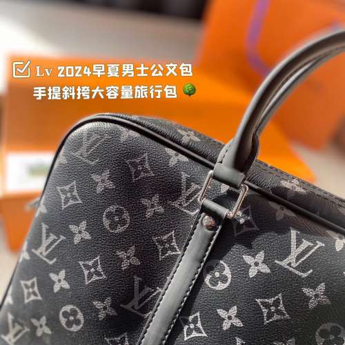 𝐋𝐯 2024新款早夏男士公文包 手提斜挎大容量旅行包 每位男士都值得擁有 𝐬𝐢𝐳𝐞: ...