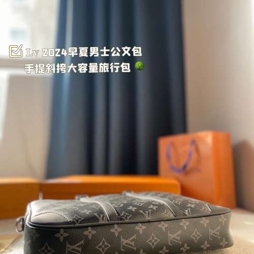 𝐋𝐯 2024新款早夏男士公文包 手提斜挎大容量旅行包 每位男士都值得擁有 𝐬𝐢𝐳𝐞: ...