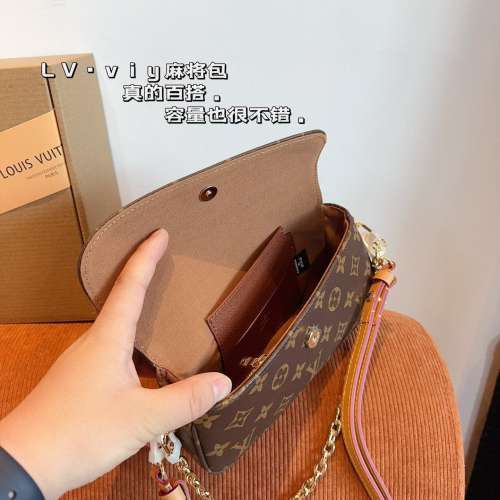 LV 新品ivy腋下包 單肩斜挎款 這款包真的很簡單 😍 越看越好看 輕鬆裝納日常隨身物...