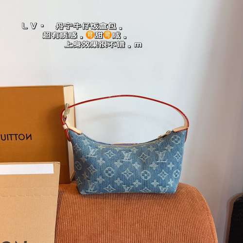 Lv hobo便當手提包. 很有質感 可鹽可甜 上身絕美 無可比擬 是每個追求漂亮的女孩必...