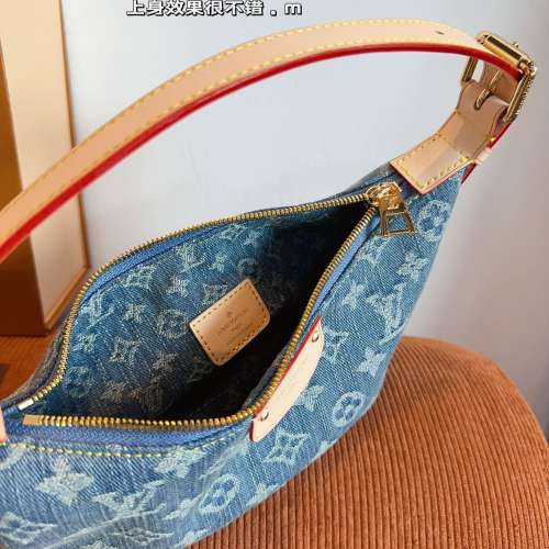 Lv hobo便當手提包. 很有質感 可鹽可甜 上身絕美 無可比擬 是每個追求漂亮的女孩必...