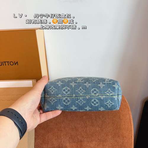 Lv hobo便當手提包. 很有質感 可鹽可甜 上身絕美 無可比擬 是每個追求漂亮的女孩必...