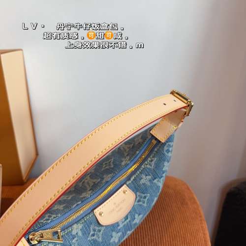 Lv hobo便當手提包. 很有質感 可鹽可甜 上身絕美 無可比擬 是每個追求漂亮的女孩必...