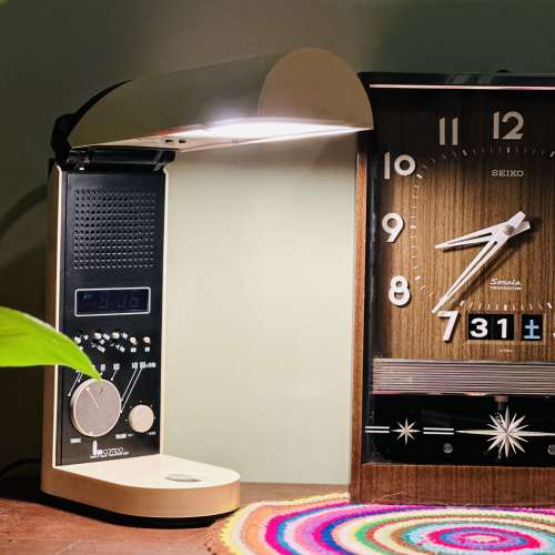 出售 昭和時期 型格座枱燈一箋，使用110v電壓，可摺合，內附時鐘響鬧功能，亦附有AM...