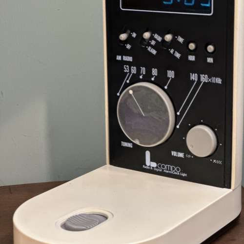 出售 昭和時期 型格座枱燈一箋，使用110v電壓，可摺合，內附時鐘響鬧功能，亦附有AM...