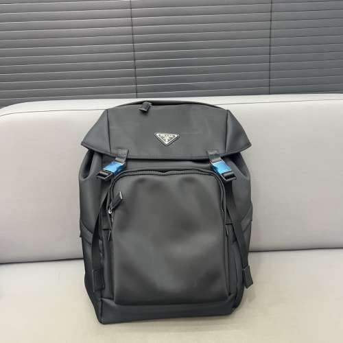 PRADA 普拉達 Re-Nylon 尼龍布雙肩包 💼 抽繩書包背包 採用精湛鑲嵌細工，經典百搭 ...