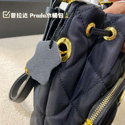 Prada水桶包 尺寸19*23cm 肩帶可調長短