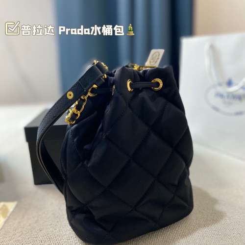 Prada水桶包 尺寸19*23cm 肩帶可調長短