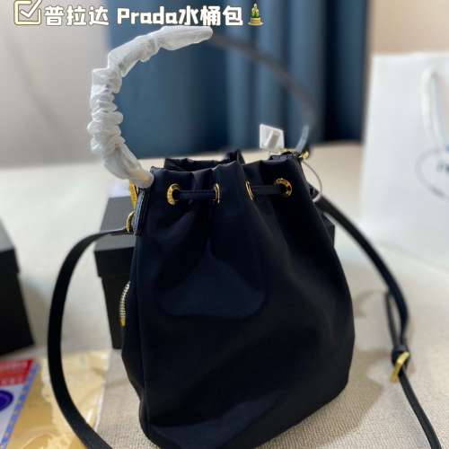 Prada水桶包 尺寸19*23cm 肩帶可調長短