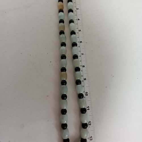 半價清貨。28粒翡翠A玉，15x13mm路路通，間10mm圓珠，長約48寸，可作頸鏈用，或拆散...