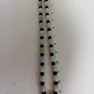 半價清貨。28粒翡翠A玉，15x13mm路路通，間10mm圓珠，長約48寸，可作頸鏈用，或拆散...
