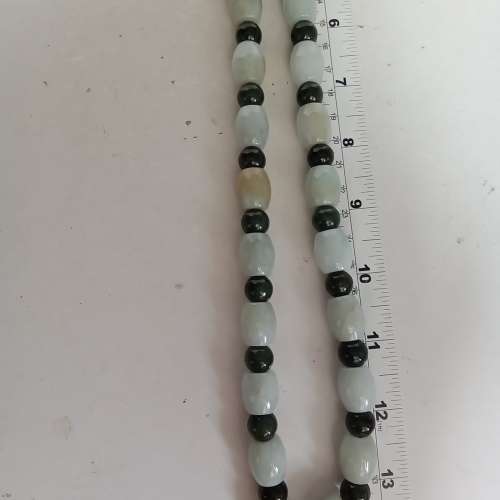 半價清貨。28粒翡翠A玉，15x13mm路路通，間10mm圓珠，長約48寸，可作頸鏈用，或拆散...