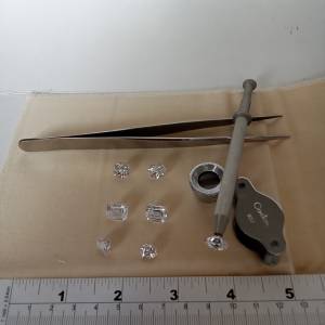 .一套石叉，石鉗，日本10倍放大鏡，及7粒圓/方/心cz石，手飾布，全套共售500元。no...
