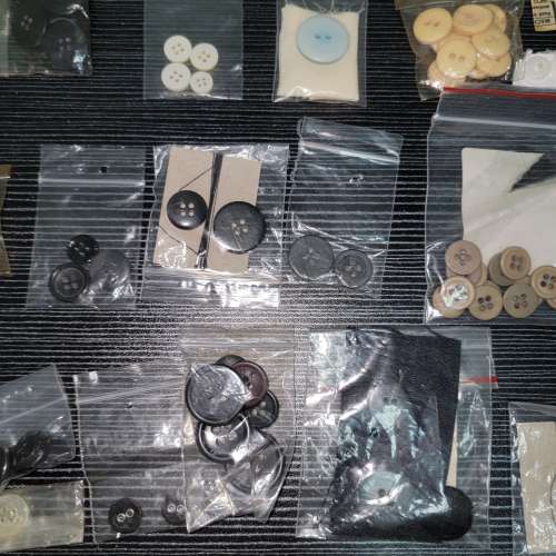 超過200粒 衫褲鈕 按扣 塑料 塑膠 特殊 特別設計 服裝 道具 美術指導 襯衫 上衣 西...