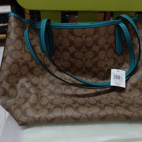 全新正貨正版Coach大袋，新款秋冬系列，跟埋外纸袋，袋多太多所以出售$2800