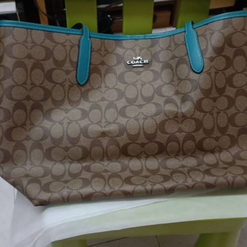 全新正貨正版Coach大袋，新款秋冬系列，跟埋外纸袋，袋多太多所以出售$2800
