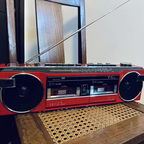 出售Sanyo 三洋 boombox一部，fm接收正常，cassette失效，可使用Aux接駁外置籃牙，...
