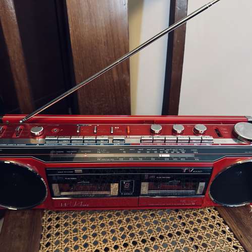 出售Sanyo 三洋 boombox一部，fm接收正常，cassette失效，可使用Aux接駁外置籃牙，...