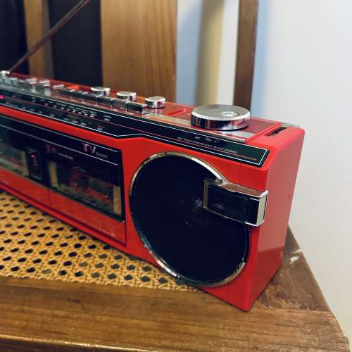 出售Sanyo 三洋 boombox一部，fm接收正常，cassette失效，可使用Aux接駁外置籃牙，...