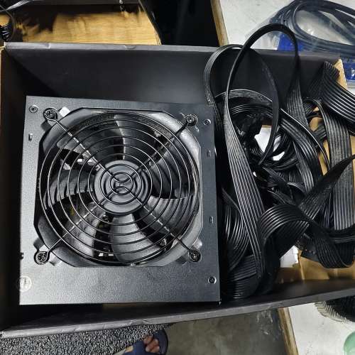 酷冷至尊550瓦銅牌電源，有2x8pin電源，可以帶300瓦左右顯卡