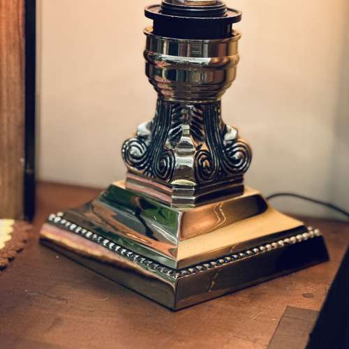 出售歐洲復古創意座枱燈，金屬座枱質料，非常重身，雕花亦非常精細，加配創意燈泡，...